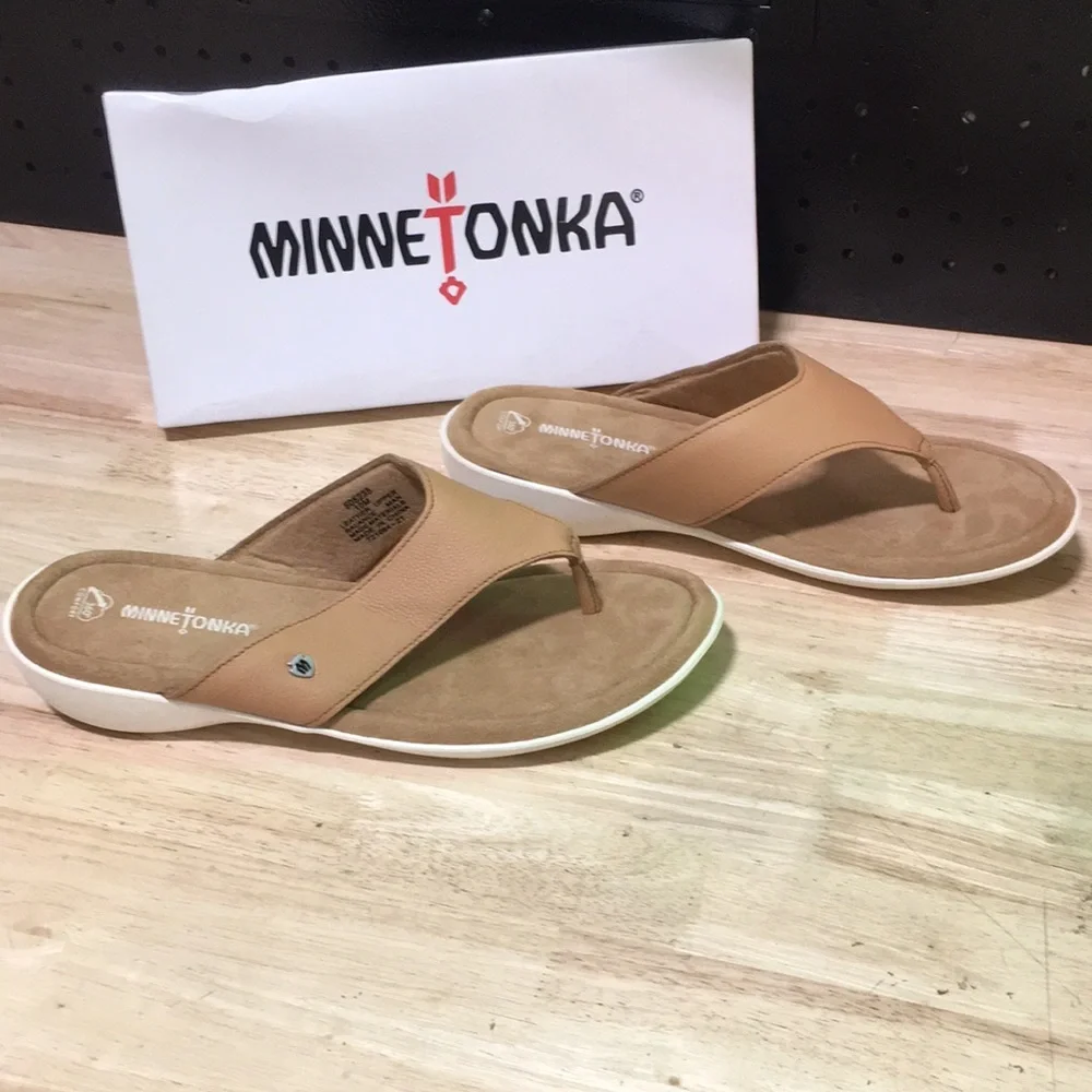 New WB Woman’s Minnetonka Tan Leather Thong Sandals